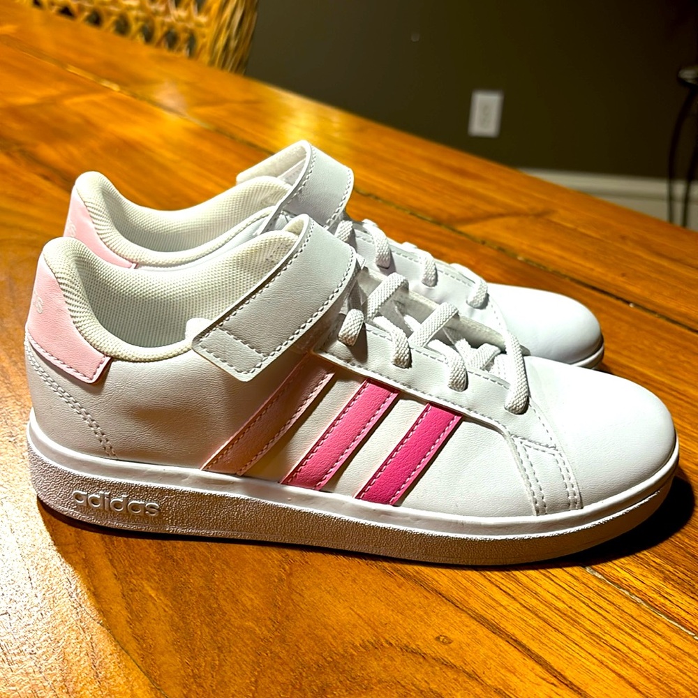 NWOT. Adidas Grand Court lifestyle. Size 3, girls. Never worn